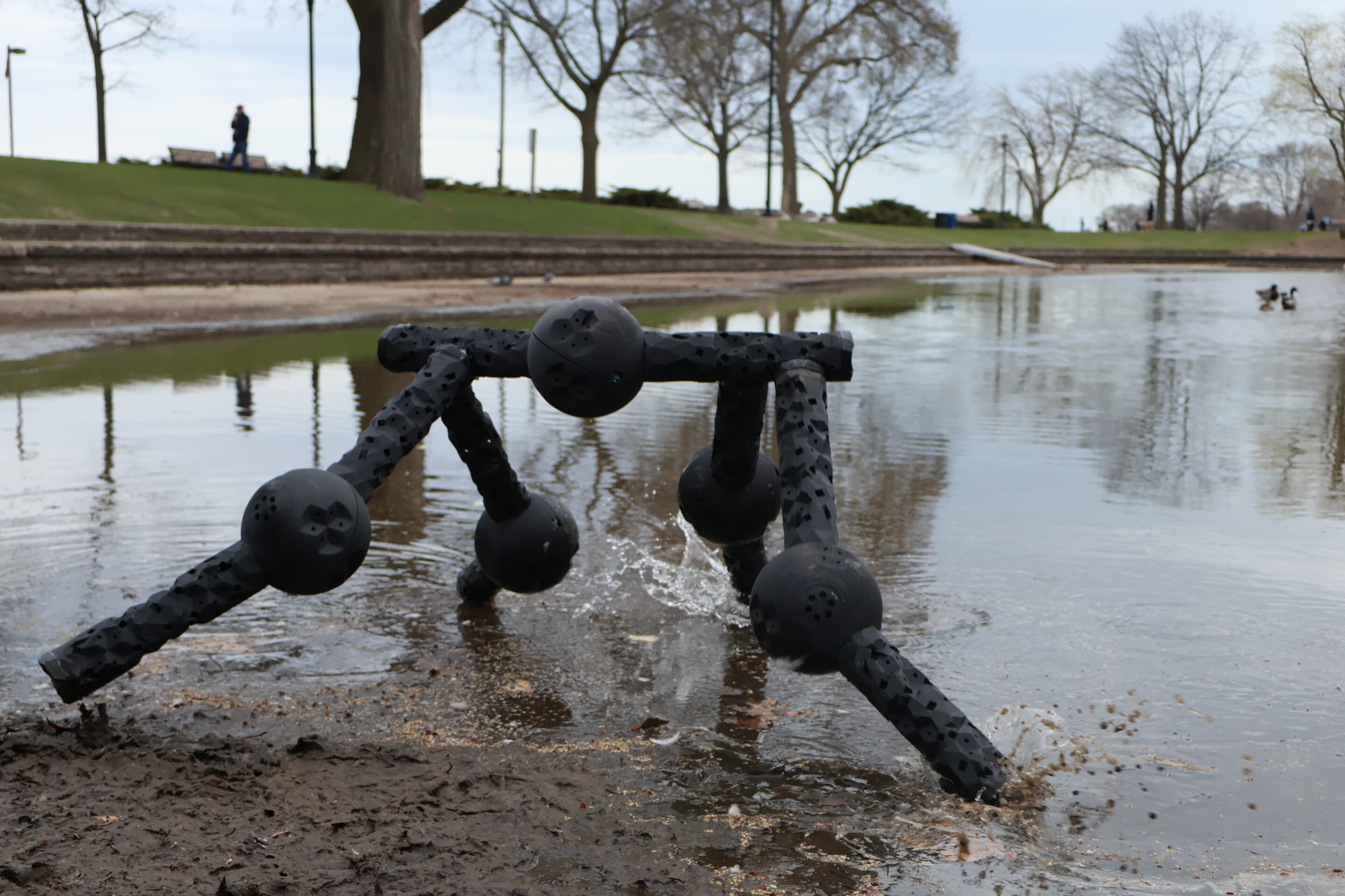 Metastroj v blátě. Kredit: Sam Kriegman/Northwestern University.