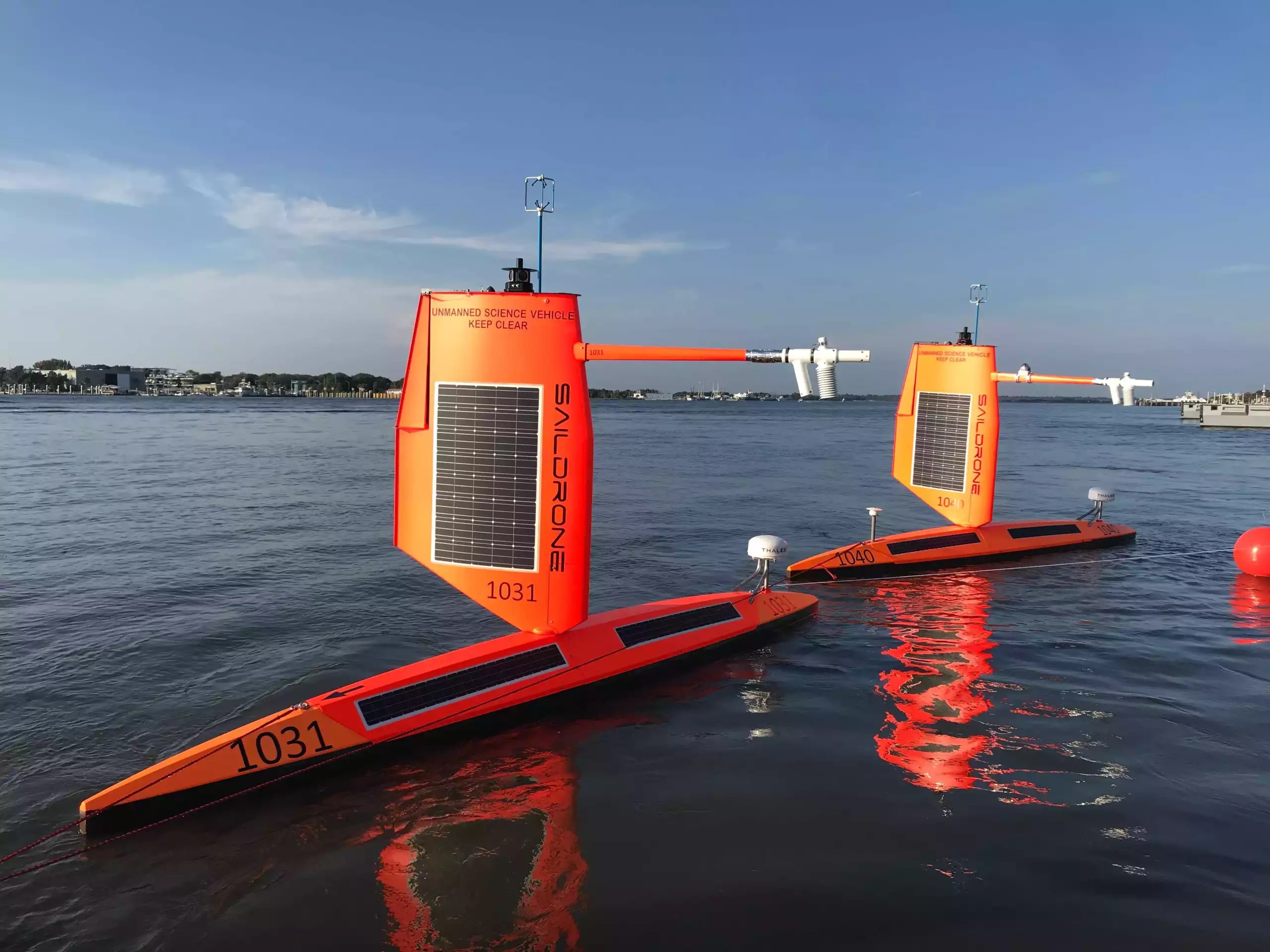 Autonomní drony Saildrone. Kredit: Saildrone.