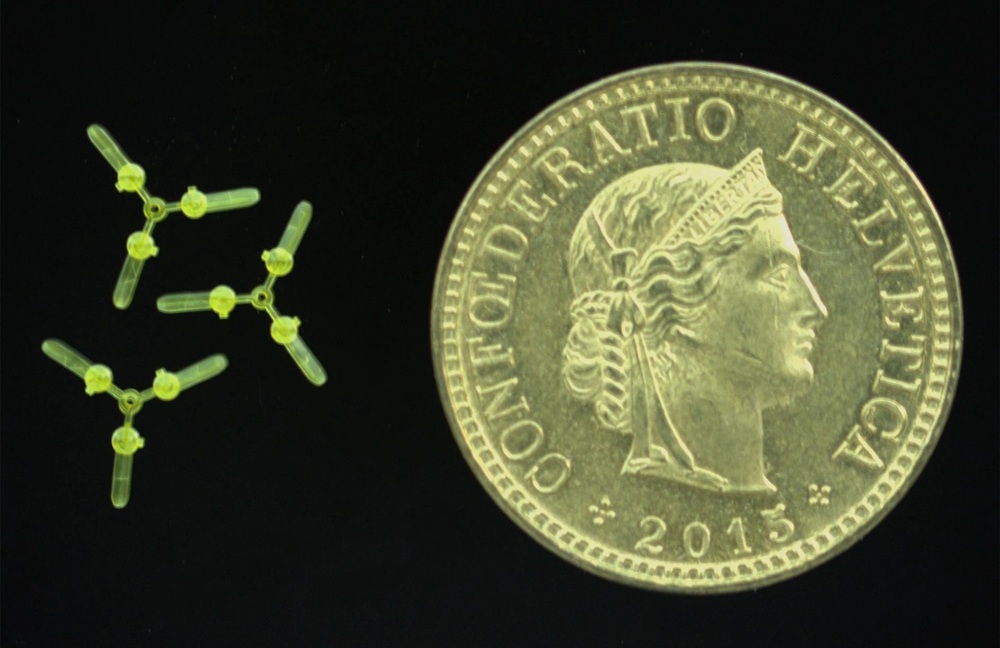 Nanodrony na sonický pohon. Kredit: 2026 EPFL/MICROBS, CC BY-SA 4.0.