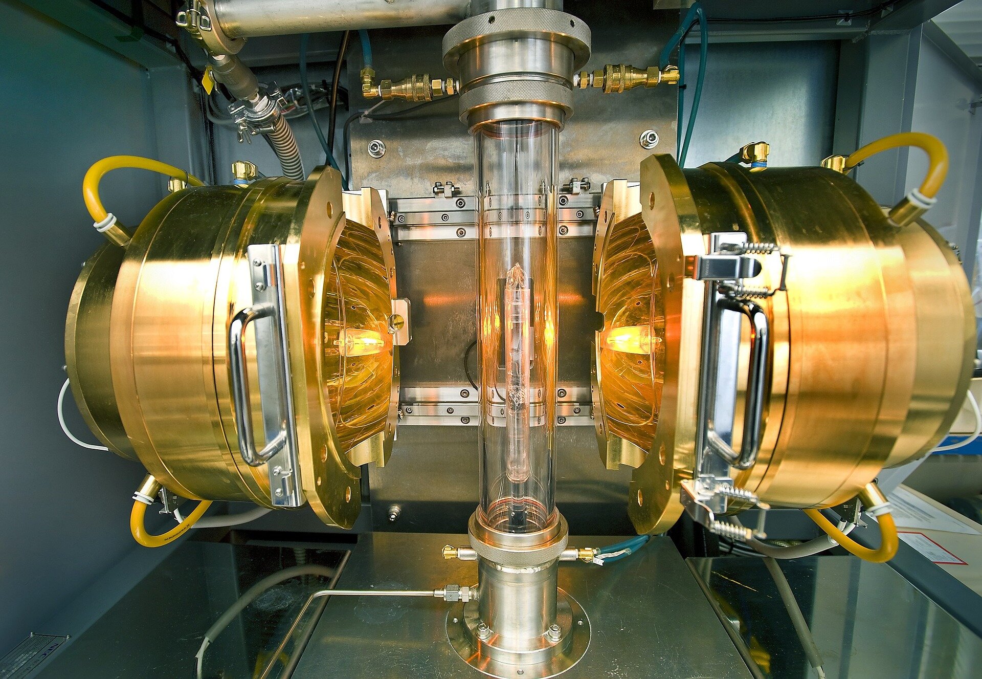Zařízení IR Image Furnace na výrobu supravodivých i jiných materiálů od Quantum Design. Kredit: CC0 Public Domain.