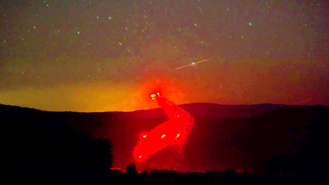 Green Bank Telescope v noci. Kredit: GBT.