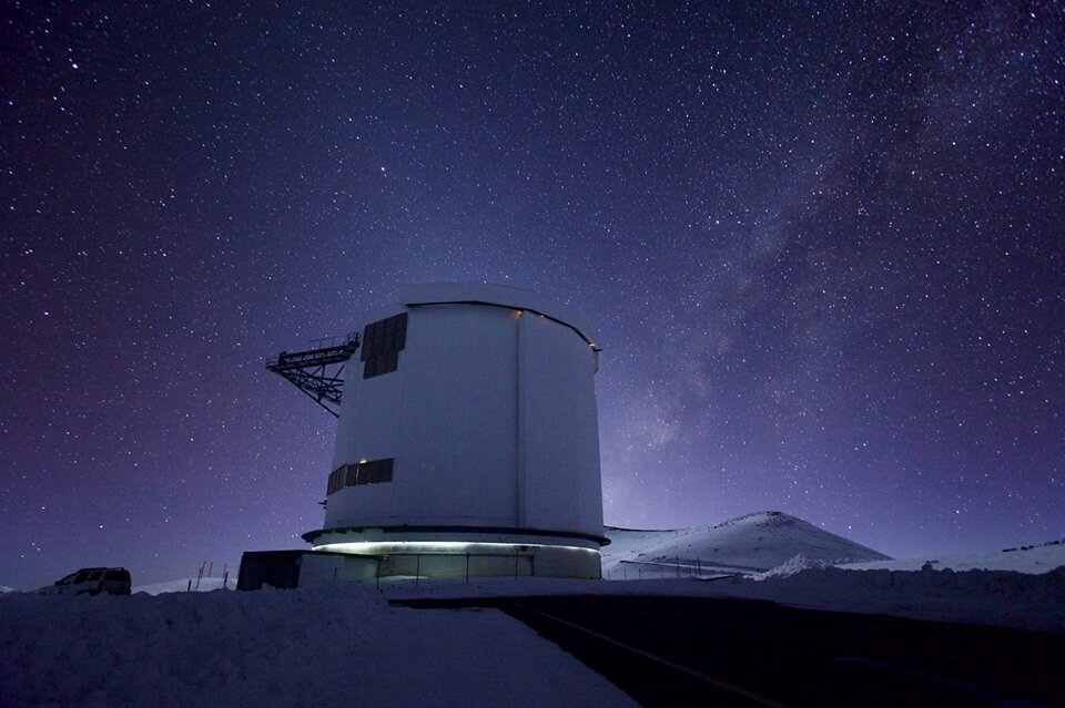 James Clerk Maxwell Telescope pod hvězdnou oblohou. Kredit: JCMT.