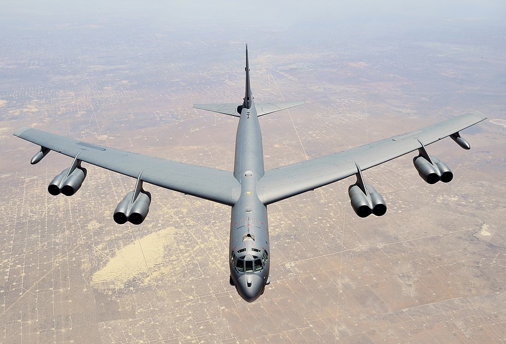 Bombardér B-52H Stratofortress nad pouští. Kredit: US Air Force.