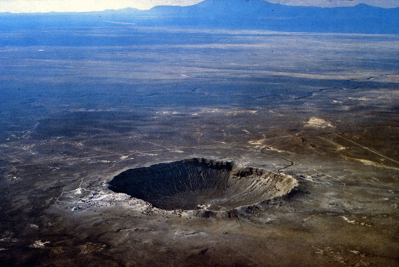 SlavnĂ˝ arizonskĂ˝ Meteor Crater vznikl pĹ™ed asi 50 000 lety a byl vytvoĹ™en Ĺľelezo-niklovĂ˝m meteoritem o prĹŻmÄ›ru asi 50 metrĹŻ. I kdyĹľ pĹŻsobĂ­ impozantnÄ›, s prĹŻmÄ›rem 1,2 kilometru je proti prvnĂ­ desĂ­tce doslova trpaslĂ­kem. Kredit: USGS/