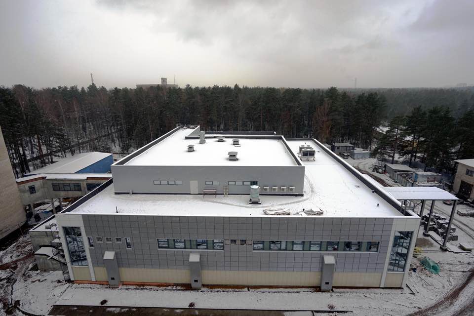 Budova továrny na supertěžké prvky SHE factory (zdroj SÚJV Dubna).