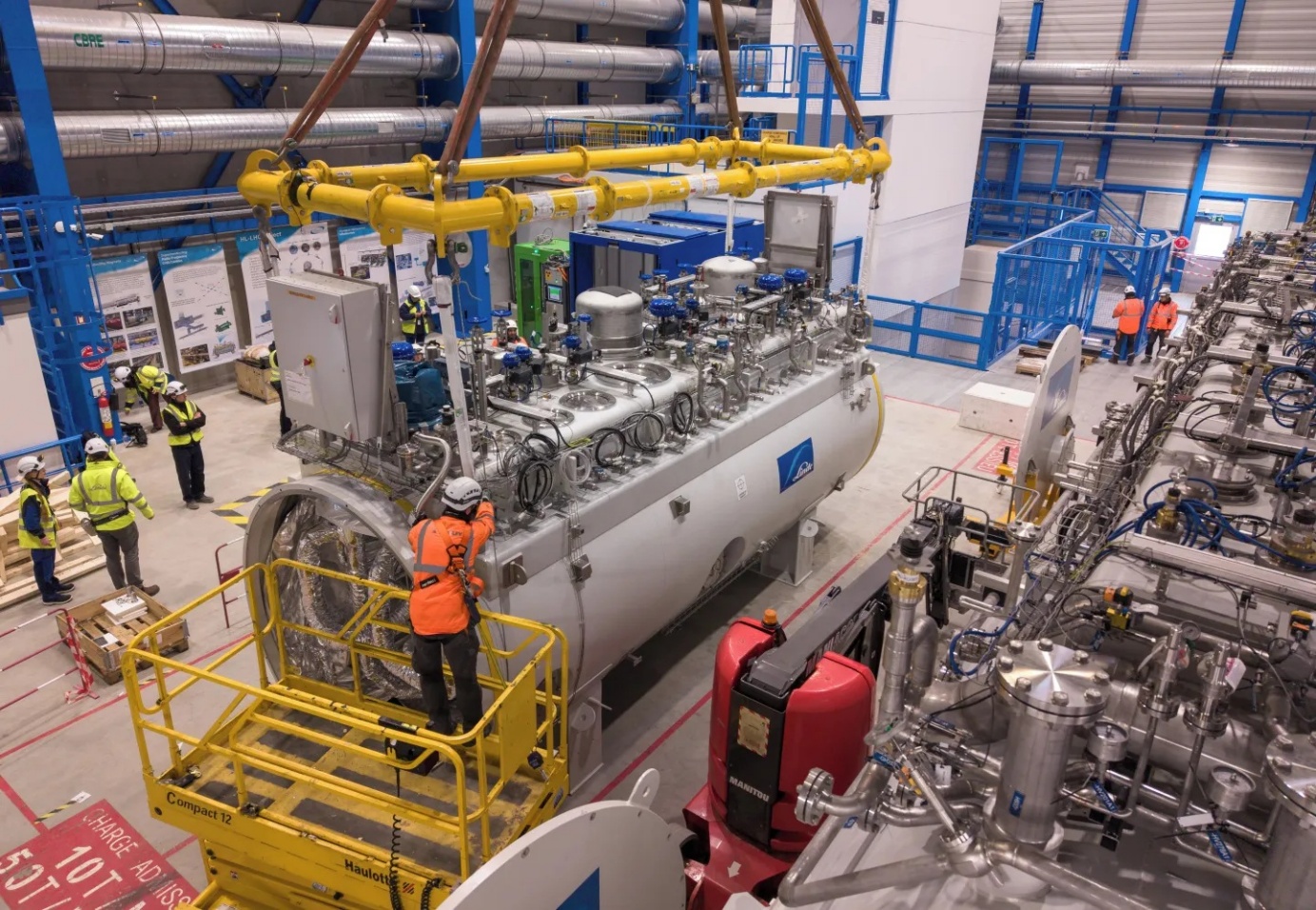 Chladící zařízení pro kryogenní teploty určené pro realizaci prací na vylepšení LHC na HL-LHC dorazilo na místo. Příprava na čtyřletou odstávku a přebudování urychlovače začala. (Zdroj CERN)