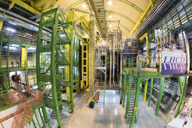 Experiment LHCb využívá srážky protonů na urychlovači LHC k hledání multikvarkových systémů (zdroj CERN).