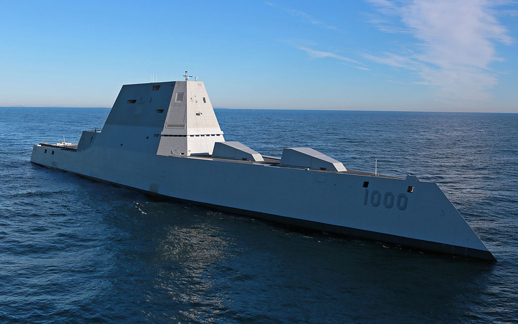 USS Zumwalt trĂ©nuje na moĹ™i. Kredit: US Navy.