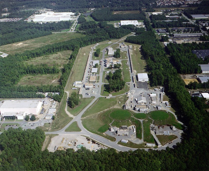 Letecký snímek Jeffersonovy laboratoře (Thomas Jefferson National Accelerator Facility), jejíž hlavním posláním a je provádět základní výzkum jádra atomu pomocí unikátního urychlovače elelktronů Continuous Electron Beam Accelerator Facility (CEBAF). 