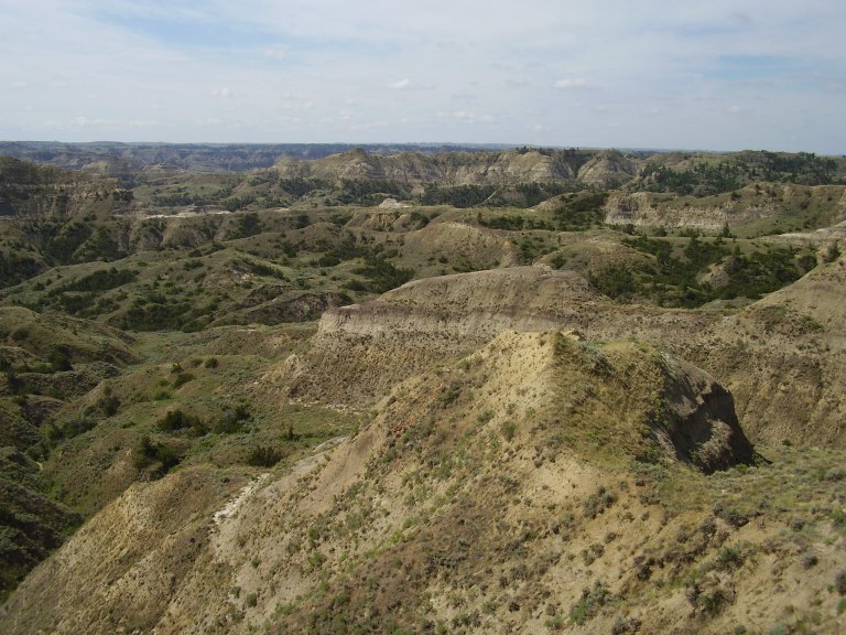 Pohled na pohřebiště dinosaurů z konce křídového období, sedimenty ze souvrství Hell Creek na území Hell Creek State Park ve východní Montaně. Kredit: V. Socha, červenec 2009. Využití snímku jen se svolením autora.