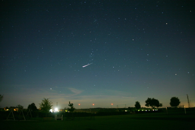 Záblesk satelitu Iridium. (Kredit: Peter Nussbaumer, Wikipedia)