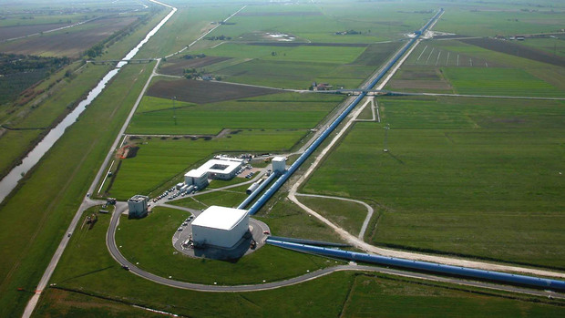 Jedním z největších objevů poslední doby, který slibuje budoucí průlom v pohledu na novou fyziku, je detekce gravitačních vln (zdroj LIGO).