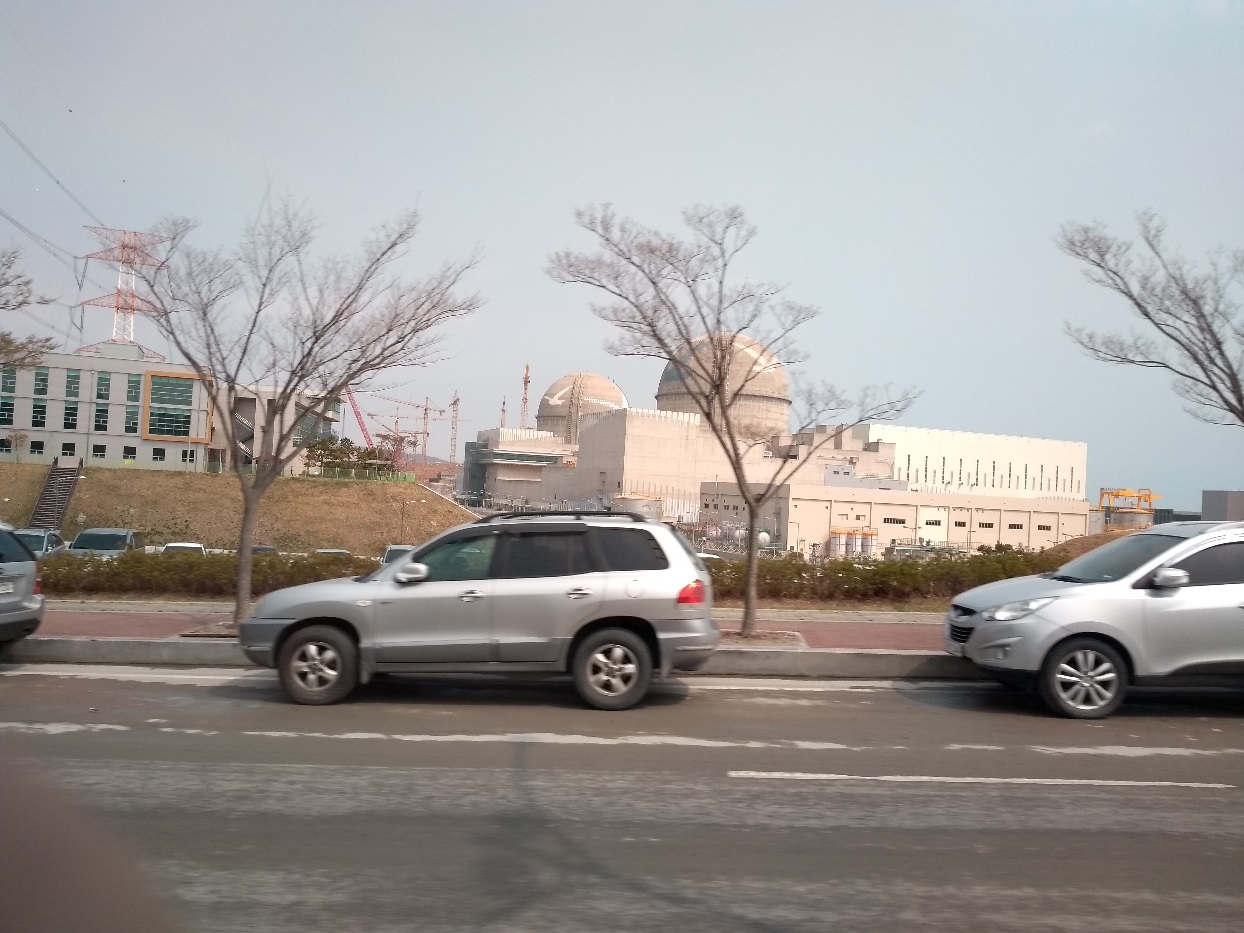 Jedním ze zájemců o dodávku nových jaderných bloků do Česka je i Jižní Korea. Na fotce jsou její bloky v elektrárně Šin Kori (foto Vladimír Wagner).