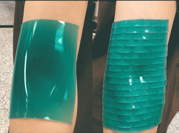 Americká náplast kirigami se lepí stejně jako ta klasická. Díky štěrbinám ale drží i na místech, která se deformují. Místo složitého popisu je mnohdy lepší vidět, jak to funguje. Připojená animace ukazuje, jak si náplast vede po sto cyklech ohýbání k
