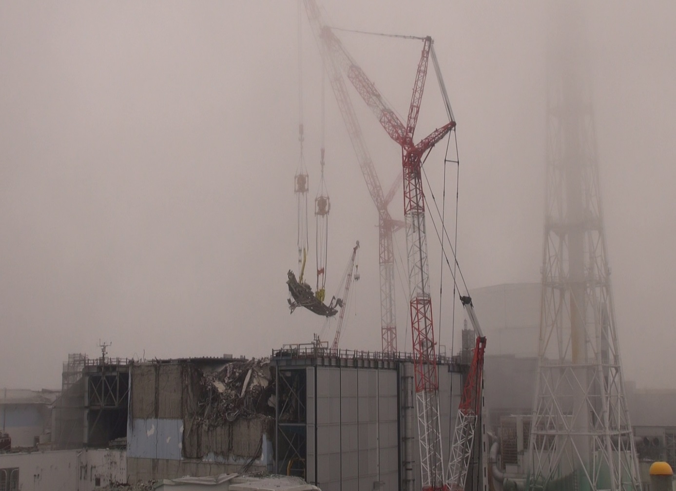 OdklĂ­zenĂ­ trosek popadanĂ˝ch do bazĂ©nu tĹ™etĂ­ho bloku (zdroj TEPCO).