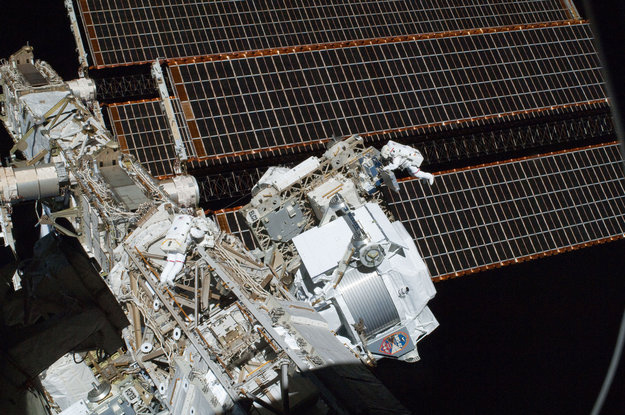 Spektrometr AMS umĂ­stÄ›nĂ˝ a vesmĂ­rnĂ© stanici ISS (zdroj NASA).