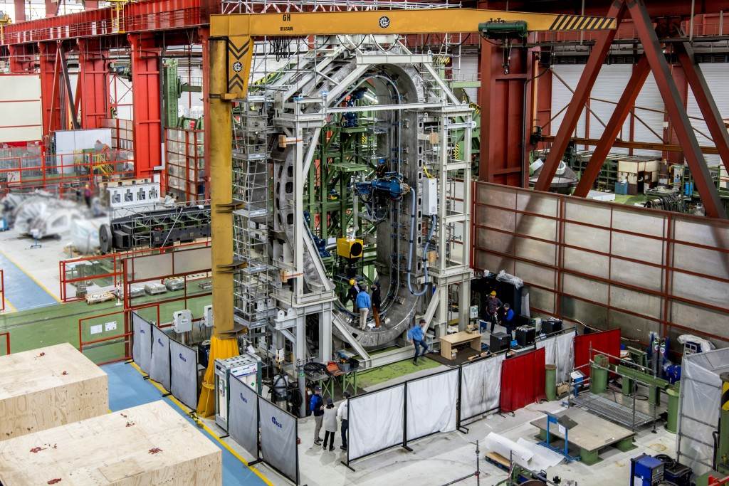 Komponenty jsou na místě, budova stojí a zařízení ITER se začne skládat dohromady (zdroj ITER).