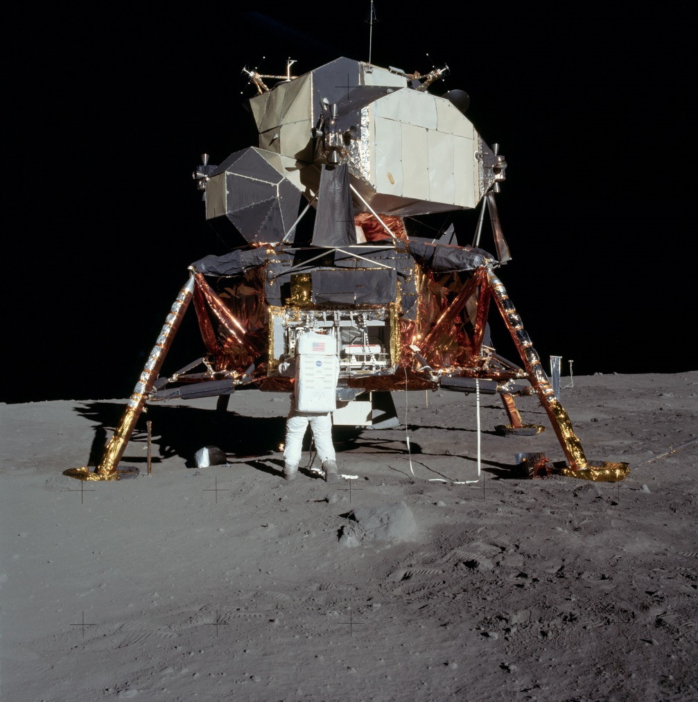 Lunární modul a dole vlevo pod ním pytle, které nakonec na Měsíci zůstaly (zdroj NASA).