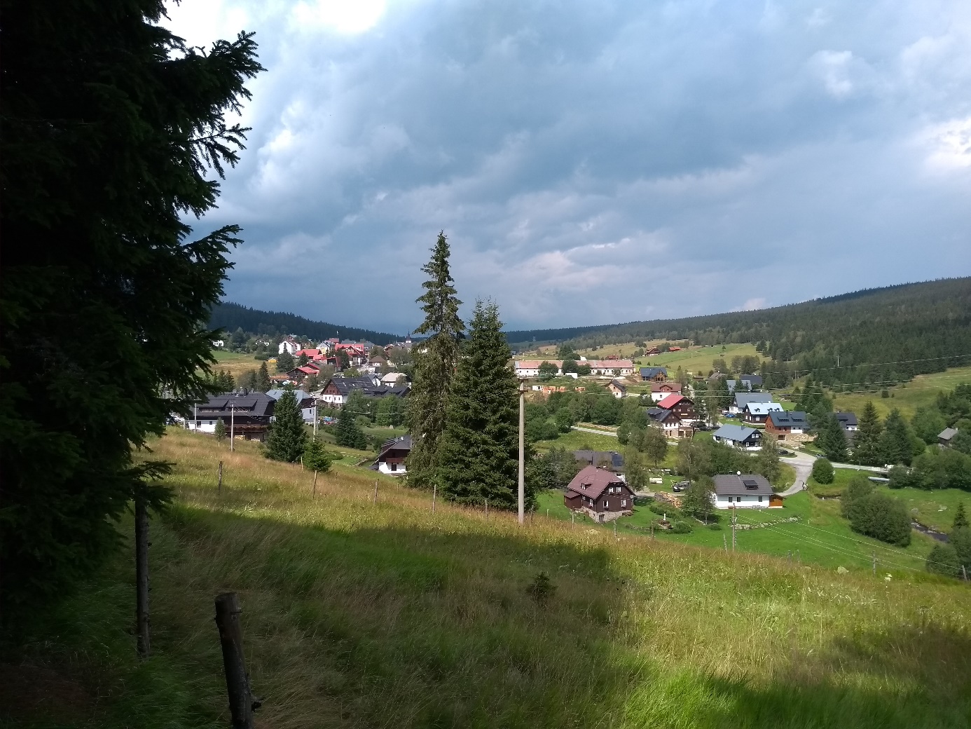 Měli bychom si rozmyslet, zda i v takových místech chceme lesy větrníků. Krajina na Šumavě. (Foto Vladimír Wagner).