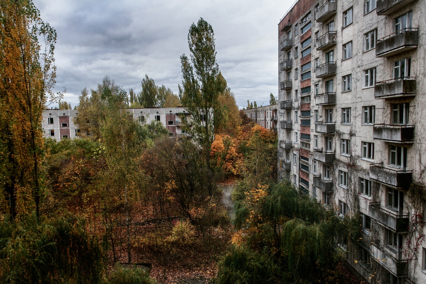 Město Pripjať zarůstá zelení, bude třeba řešit problémy se statikou chátrajících budov (foto Václav Vašků – další využití jen se svolením fotografa).