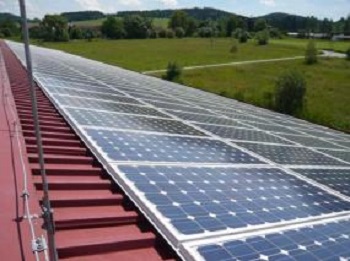 Nejefektivnější je u nás fotovoltaika v podobě decentralizovaných zdrojů na střechách budov (zdroj SOLARENVI)
