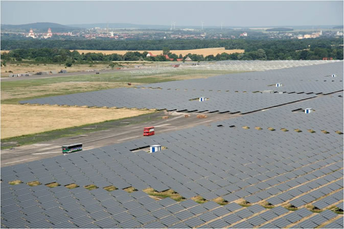 Německý solární park Waldpolenz s  špičkovým výkonem 52 MWp (zdroj Wikimedia).