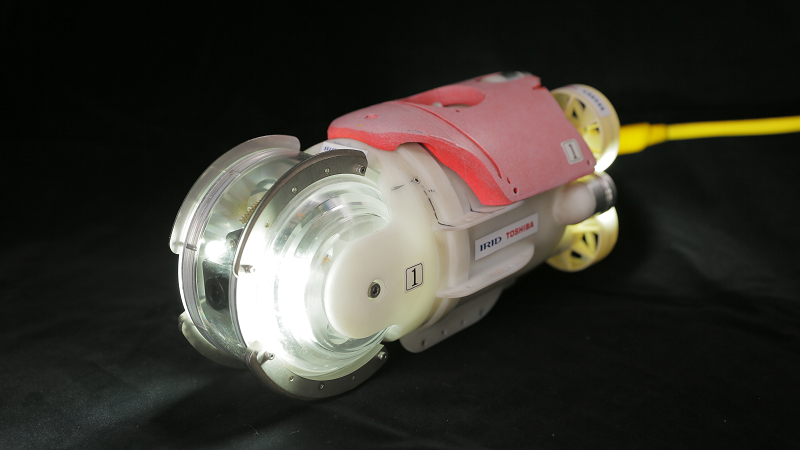 Podvodní robot, který pracoval uvnitř třetího kontejnmentu, jde o malou na dálku ovládanou ponorku se světly, kamerami, dozimetrem, poháněnou lodním šroubem. (Zdroj IRID).