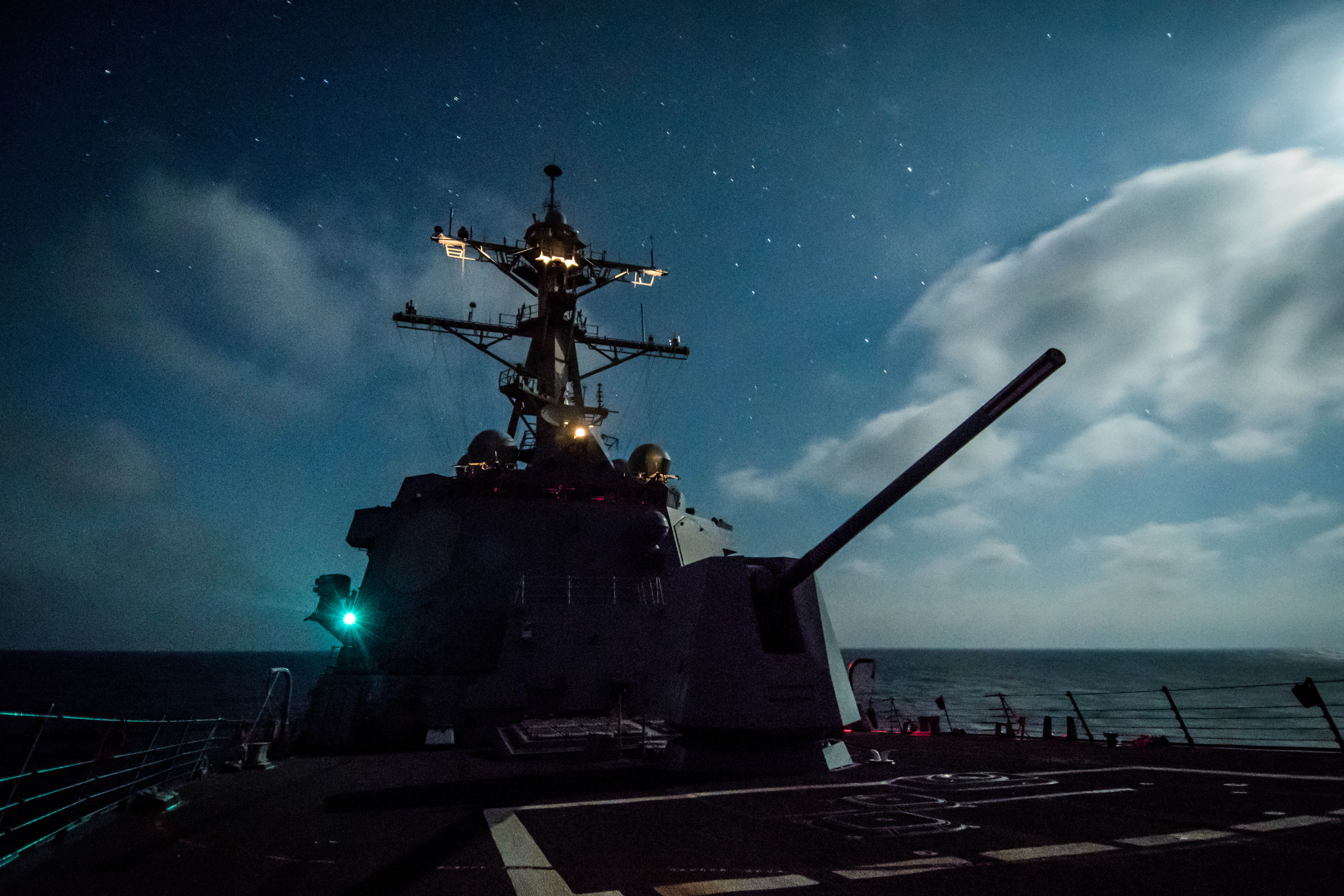 Raketový torpédoborce USS Dewey v Pacifiku. Kredit: US Navy.