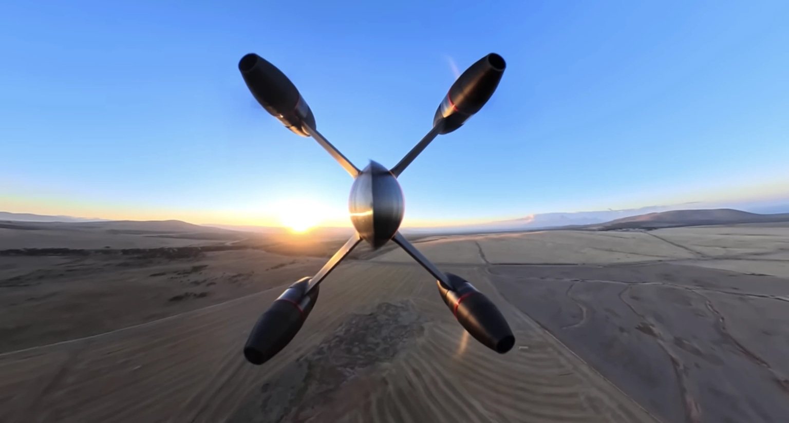 Nejrychlejší kvadrikoptéra světa. Kredit: Luke Bell / Youtube.