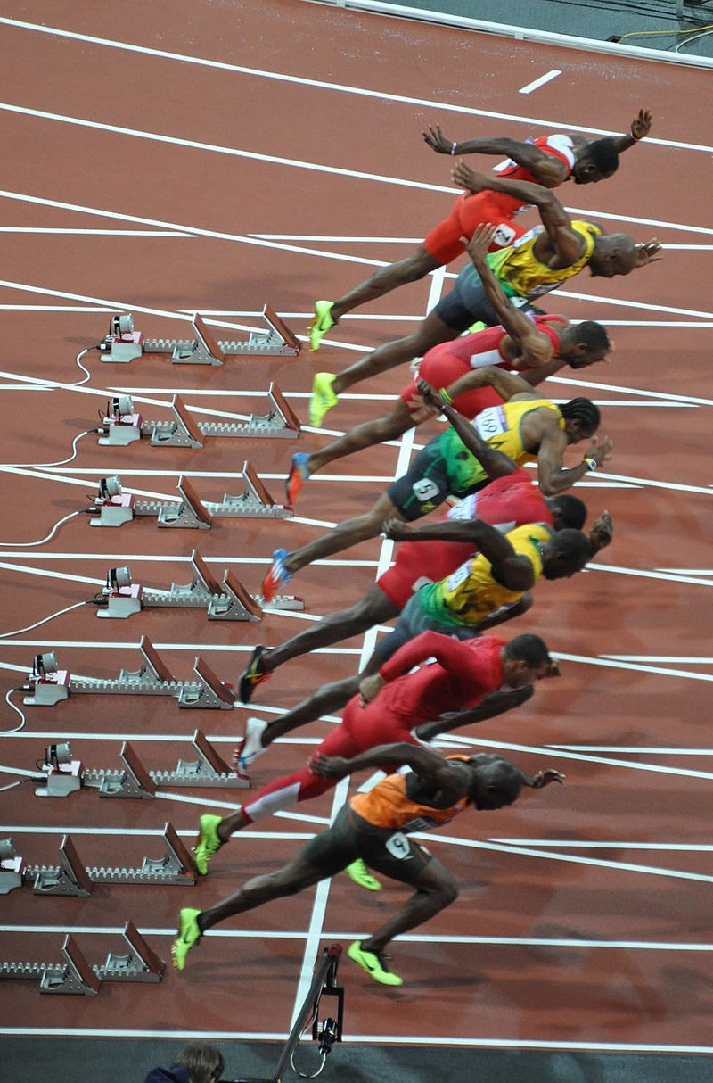 Start finálového závodu v běhu na 100 metrů na Olympijských hrách v Londýně roku 2012. Nejrychlejší člověk historie, jamajský sprinter Usain Bolt, je zde v pořadí třetím sprinterem „odzdola“. Ani s dosaženou rychlostí 44,72 (a v letové fázi dokonce 4