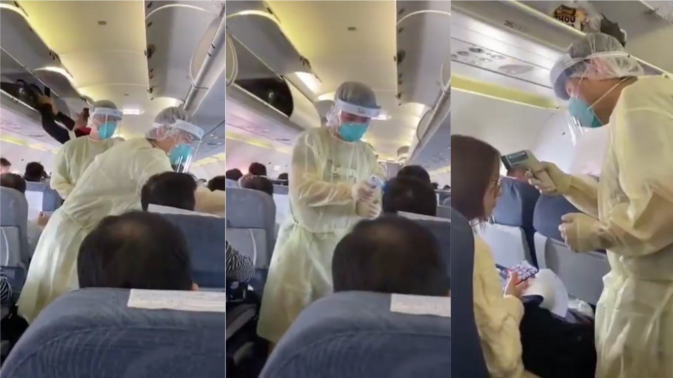Čínští zdravotníci pátrají po nemocných v letadle. Kredit: David Paulk/Twitter.