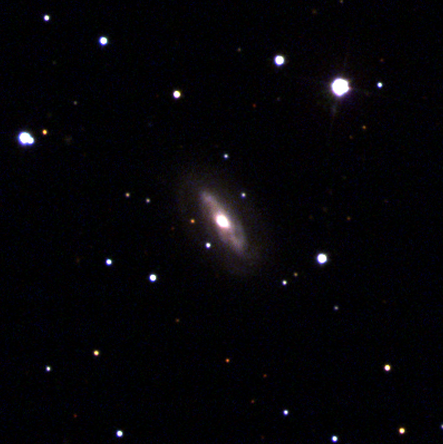 Galaxie J0437+2456 s potulnou supermasivní černou dírou. Kredit: Sloan Digital Sky Survey (SDSS).