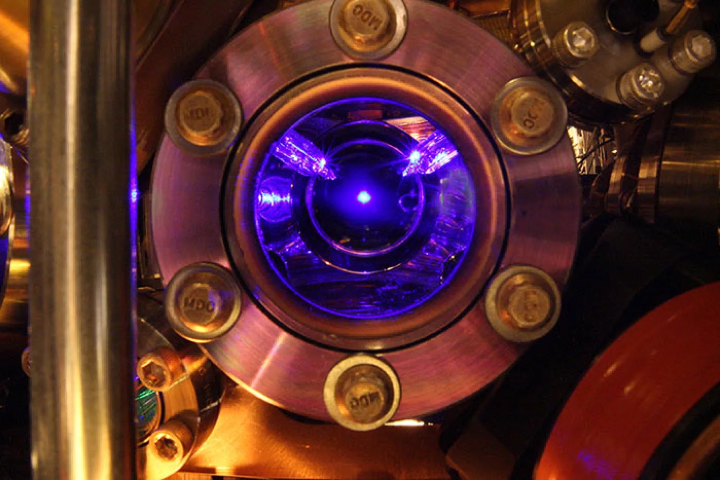 Atomové hodiny s ultrachladným stronciem. Kredit: Ye group and Brad Baxley, JILA.