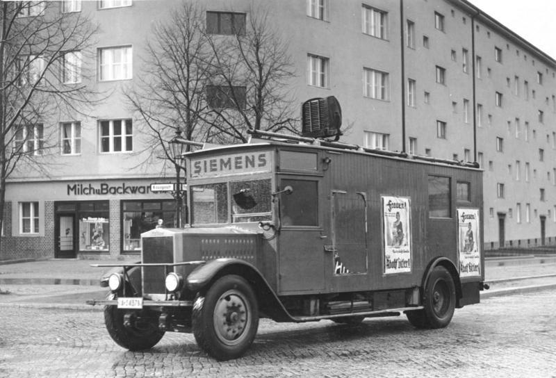 Nacistický rozhlasový vůz v kampani při prezidentských volbách v roce 1932, Berlín. Kredit: Das Bundesarchiv.