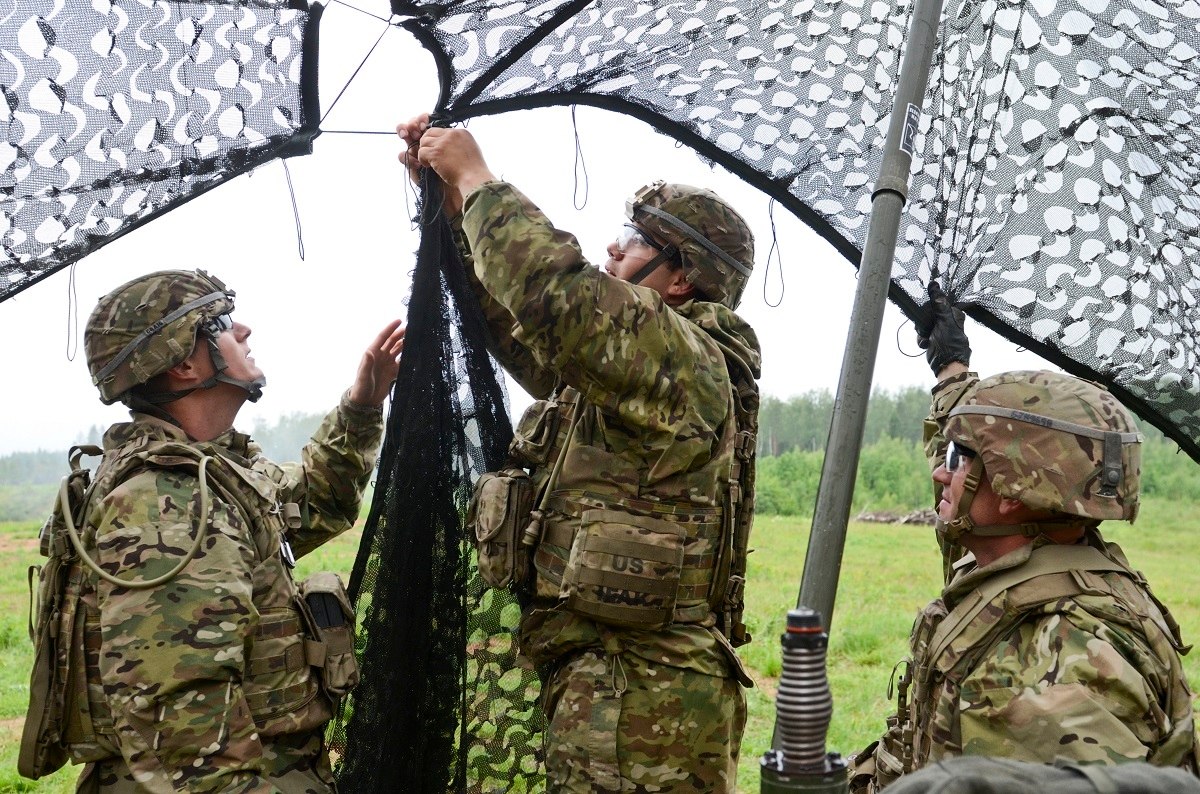 Maskování amerického radaru během cvičení v Estonsku. Kredit: Staff Sgt. Steven M. Colvin/U.S. Army.