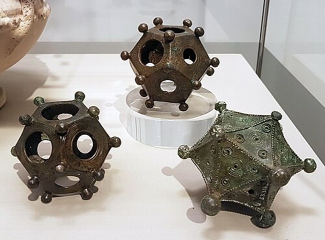 Dva dodekaedry a dvacetistěn. vystavené v Rheinisches Landesmuseum Bonn, Německo. (Kredit: Kleon3, Wikipedia, CC BY-SA 4.0)