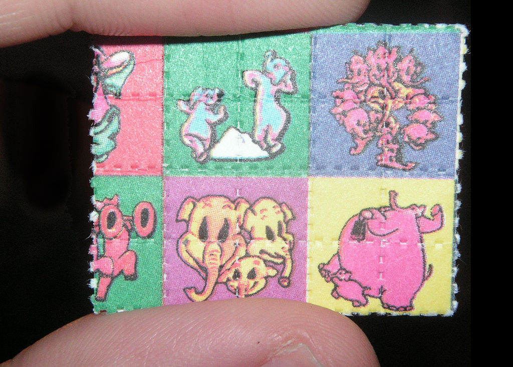 LSD, balíček pro skupinu přátel na víkend. Kredit: 	Psychonaught / Wikimedia Commons.