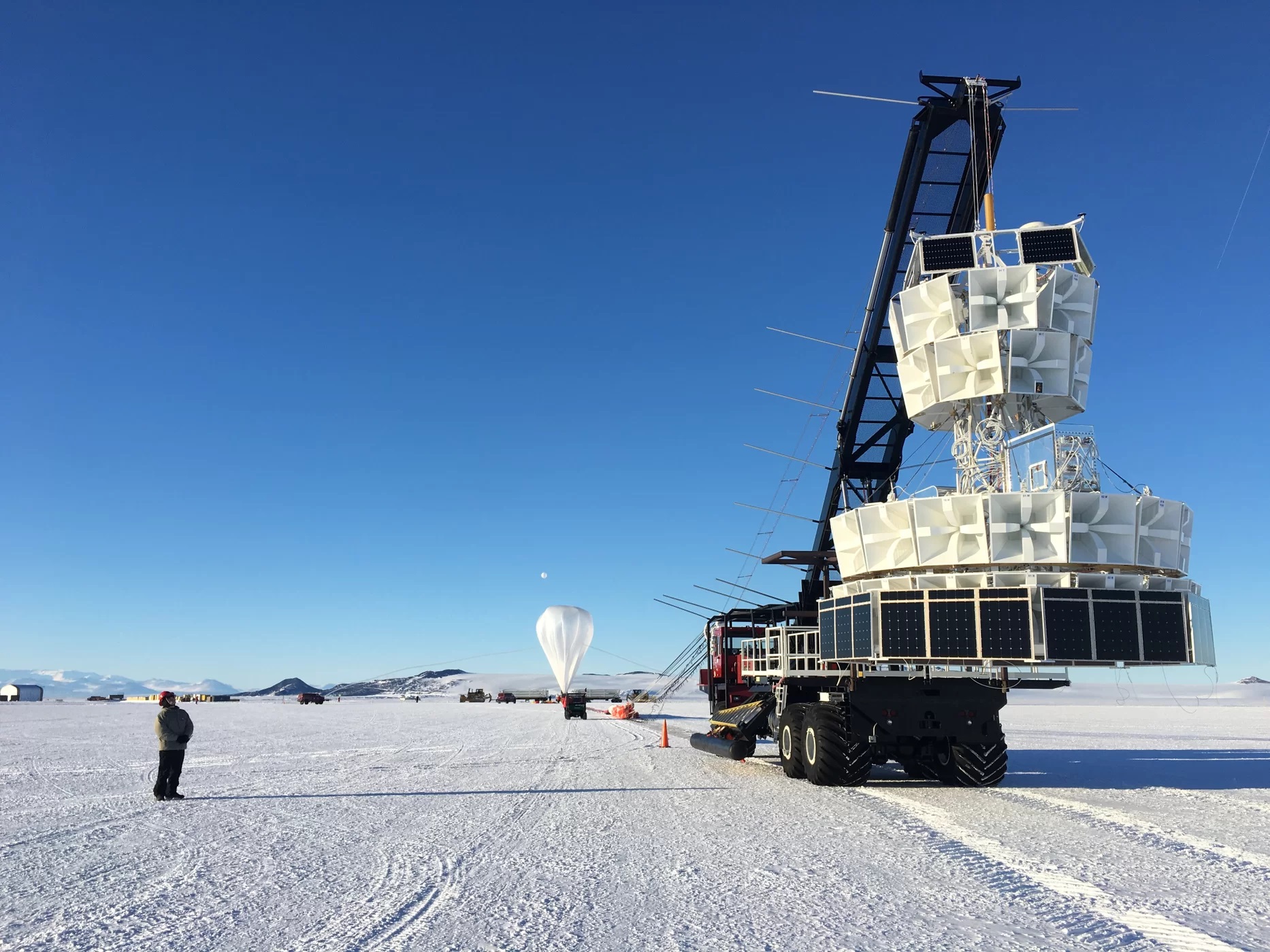 Balon experimentu ANITA se připravuje ke startu. Kredit: NASA.