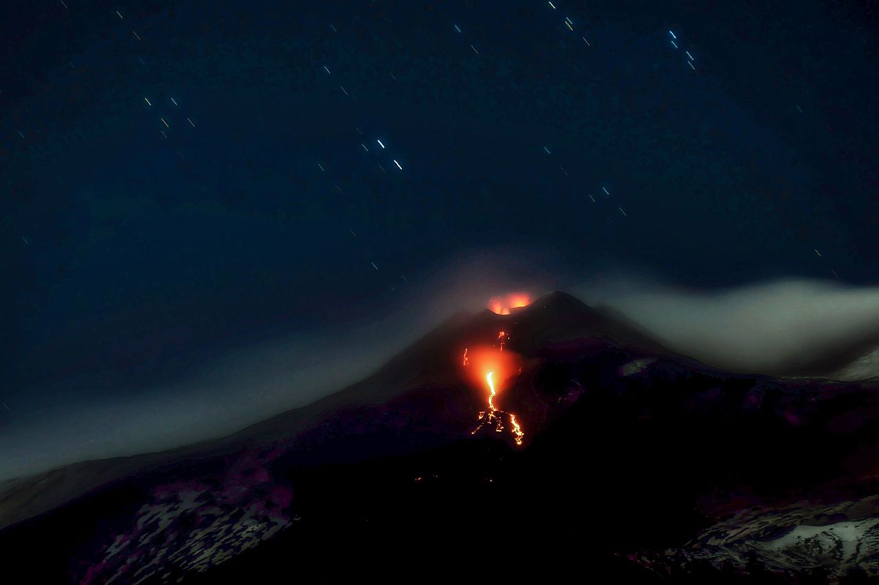 TitulniObr & Obr1 – Etna straší, květen 2014. Kredit: Angelo T. La Spina / Wikimedia Commons.