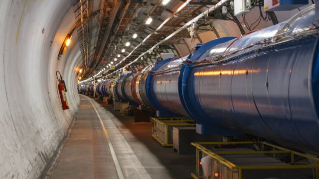 Urychlovač LHC může pracovat i jako zdroj vysokoenergetických fotonů gama a studovat vlastnosti elektromagnetické a elektroslabé interakce (zdroj CERN).