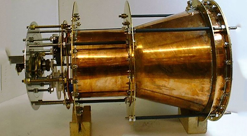 Jeden z modelĹŻ mikrovlnnĂ©ho motoru (zdroj Roger J. Shawyer: Technical Report on the Development of a Microwave Engine for Satellite Propulsion, July 2006 Issue 2.