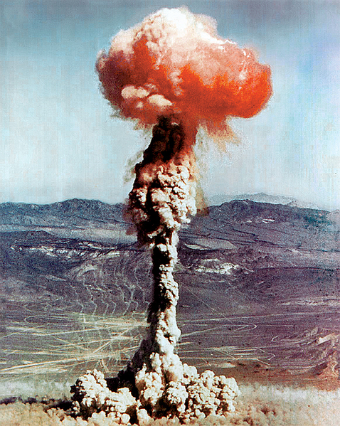 Jaderný hřib při 14-kilotunovém testu Charlie v roce 1951. Kredit: US DOE.