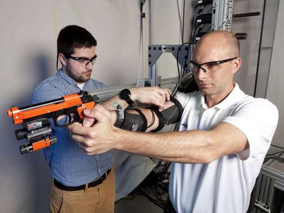 Dan Baechle (vlevo) z  vĂ˝zkumnĂ©ho tĂ˝mu, U.S. Army Research Laboratory Multifunctional Materials, vytvoĹ™il se svĂ˝mi kolegy prototyp zaĹ™Ă­zenĂ­ snĂ­majĂ­cĂ­ a eliminujĂ­cĂ­ tĹ™es paĹľe. ZaĹ™Ă­zenĂ­ mĂˇ slouĹľit pro vĂ˝cvik sniperĹŻ. Kredit: Doug 