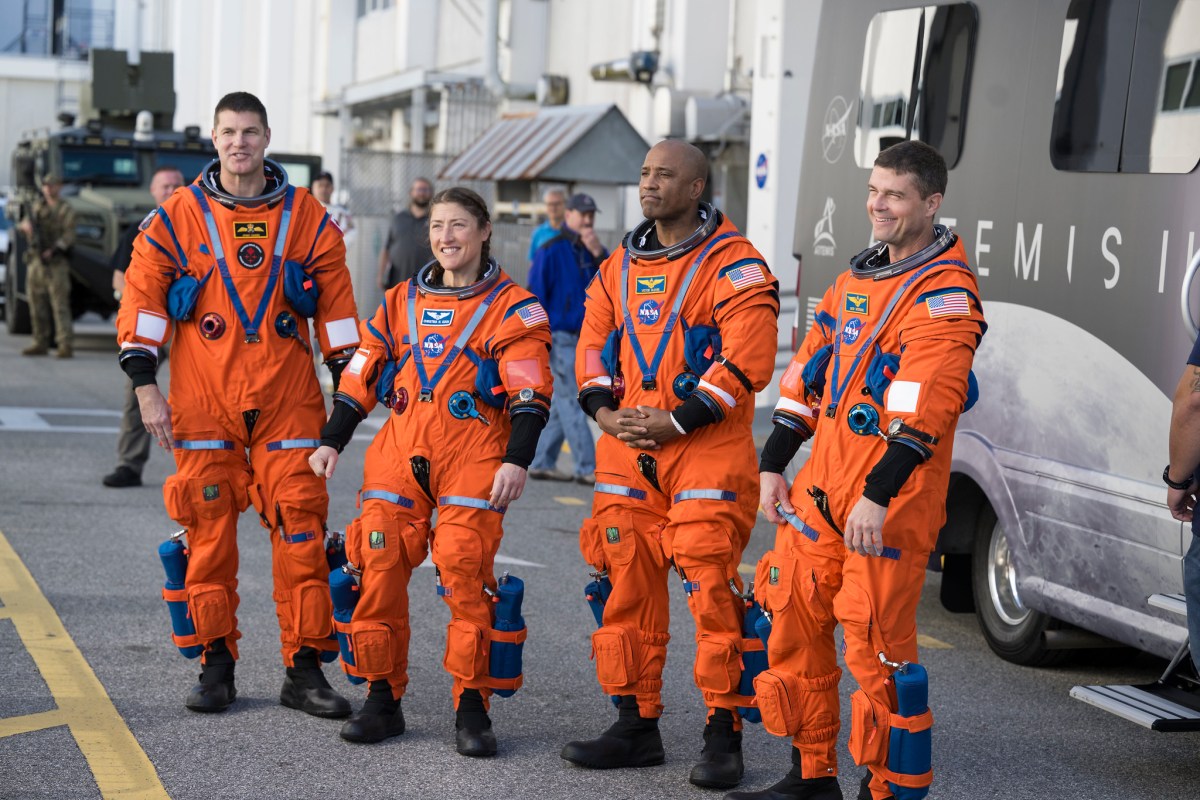 Posádka mise Artemis 2 před startem, zleva Jeremy Hansen, Christina Kochová, Victor Glover a Gregory Reid Wiseman (zdroj NASA)