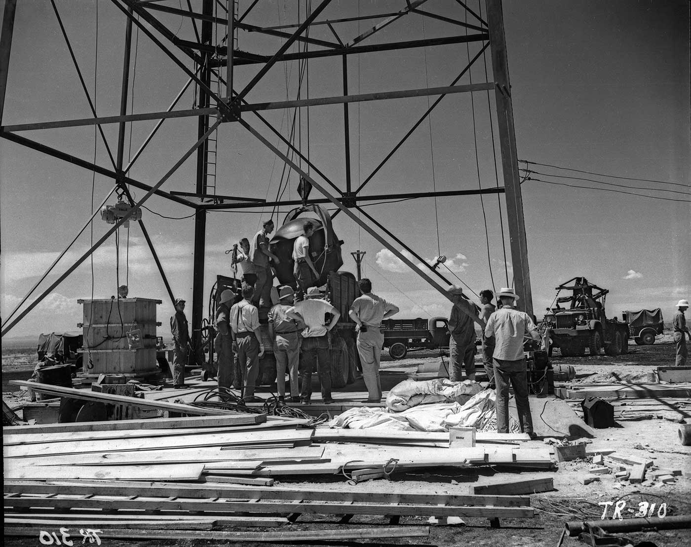 Příprava plutoniové bomby Gadget (zdroj atomicarchive.com)