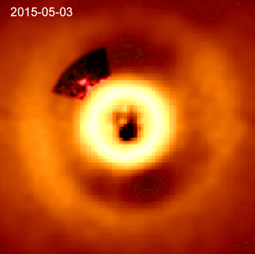 Pohyb protoplanety v disku hmoty kolem mladé hvězdy HD 169142. Animace je kombinací snímků z dalekohledu ESO Very Large Telescope s přístrojem SPHERE v letech 2015, 2017, 2019. V protoplanetárním disku je vidět výraznou mezeru jako důsledek formování