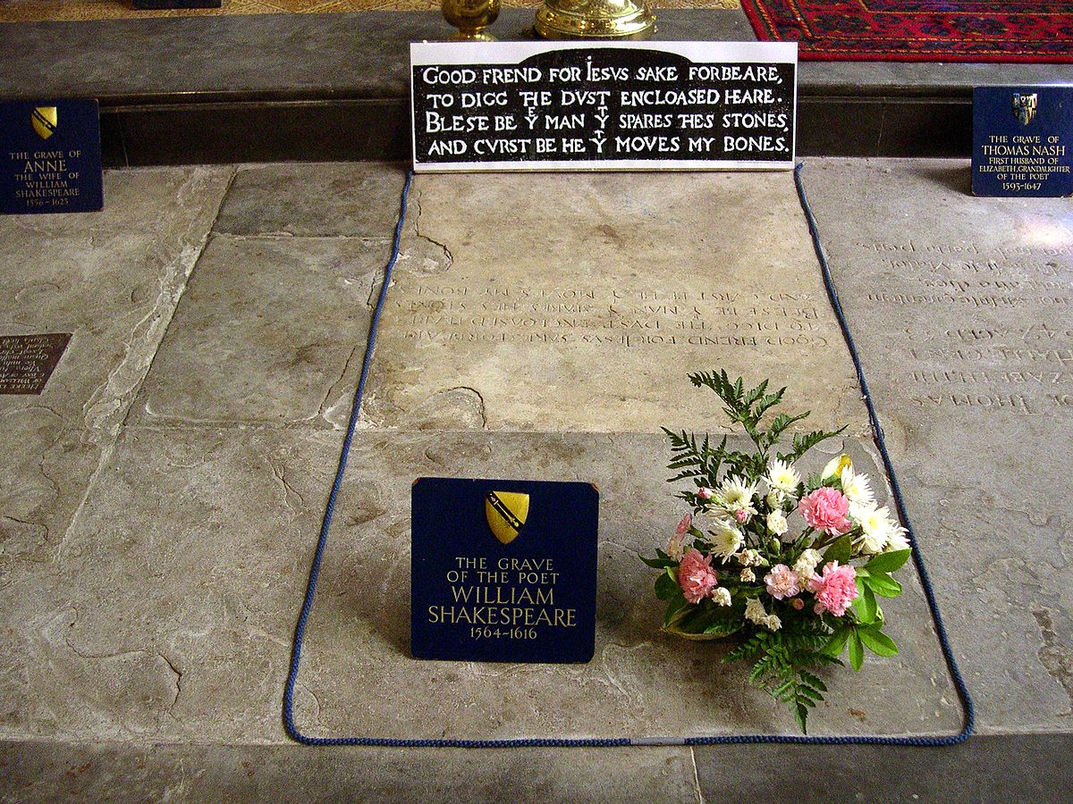 Shakespearův hrob v kostele města Stratfordu nad Avonou. Epitaf v kameni vyhrožuje zlým osudem každému, kdo místo a ostatky nějak naruší: „Dobrý příteli pro Ježíše, nechte ho, vykopat prach zde přiložený. Požehnaný muž, který tyto kameny šetří, a pro