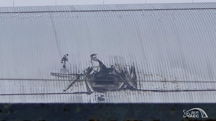 Snímek destrukce způsobené dronem a jeho zkoumání (zdroj ChNPP)