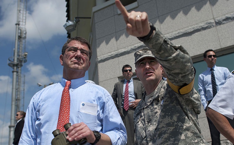 Ministr obrany USA Ash Carter (na snĂ­mku zÂ roku 2013). Kredit: US Navy / Chad J. McNeeley.