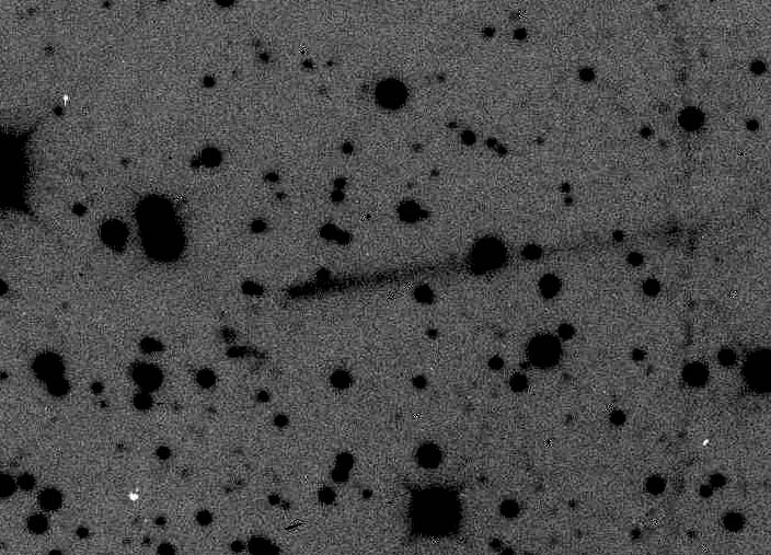 A toto je osmiminutovĂˇ expozice objektuÂ P/2010 A2, zvlĂˇĹˇtnĂ­ komety ÄŤi asteroidu v hlavnĂ­m pĂˇsu planetek. Je souÄŤĂˇstĂ­ rodiny asteroidĹŻÂ Flora, kterĂˇ je nejpravdÄ›podobnÄ›jĹˇĂ­m zdrojem impaktoru z konce kĹ™Ă­dy. Kredit: Kevin Heider, Wiki